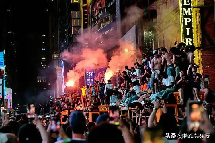 纽约万人空巷狂欢！尼克斯夺冠游行引爆全城 中国体育迷羡慕“疯狂”时刻